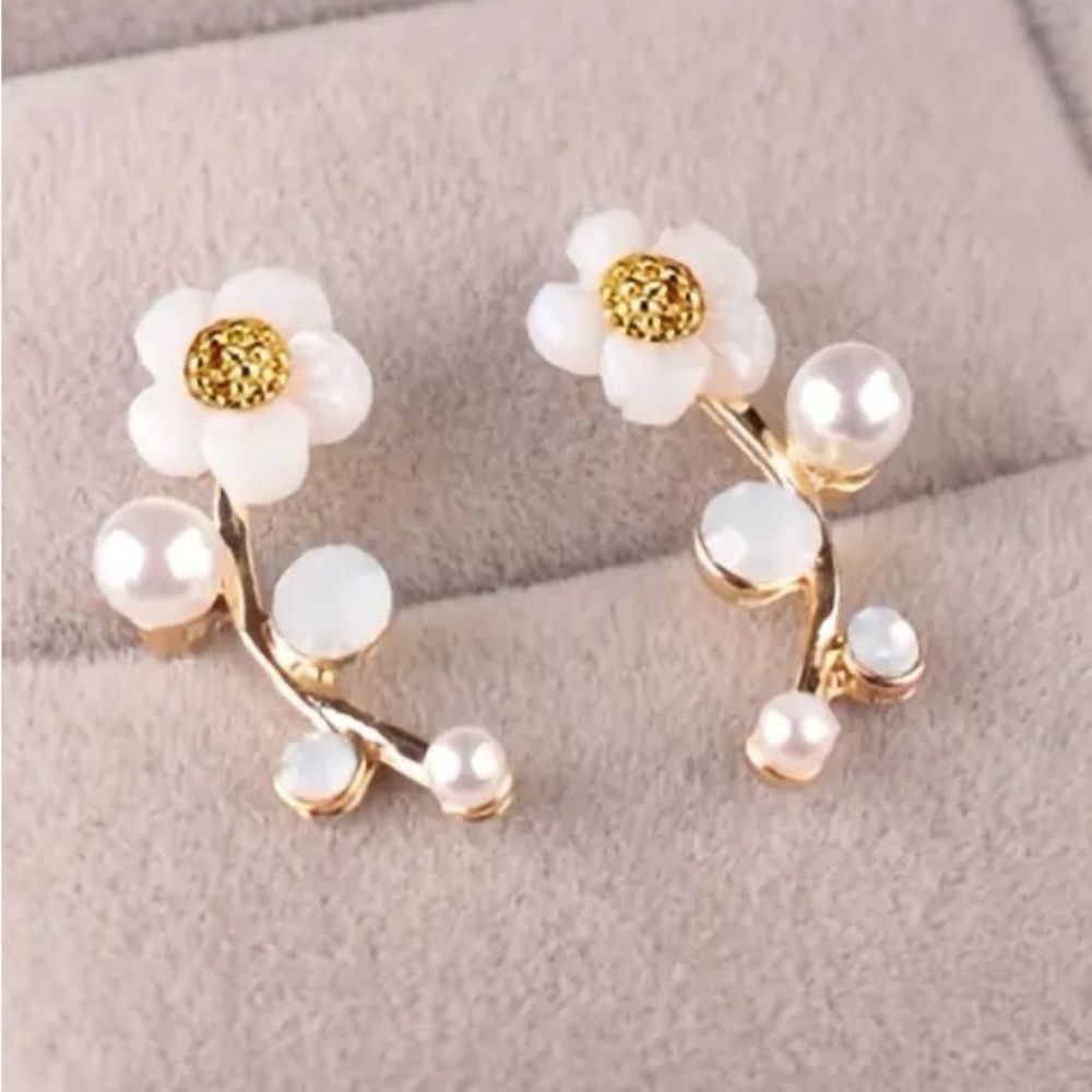 Sale ❤️ Golden Daisies & Pearls (Crawler Earrings)